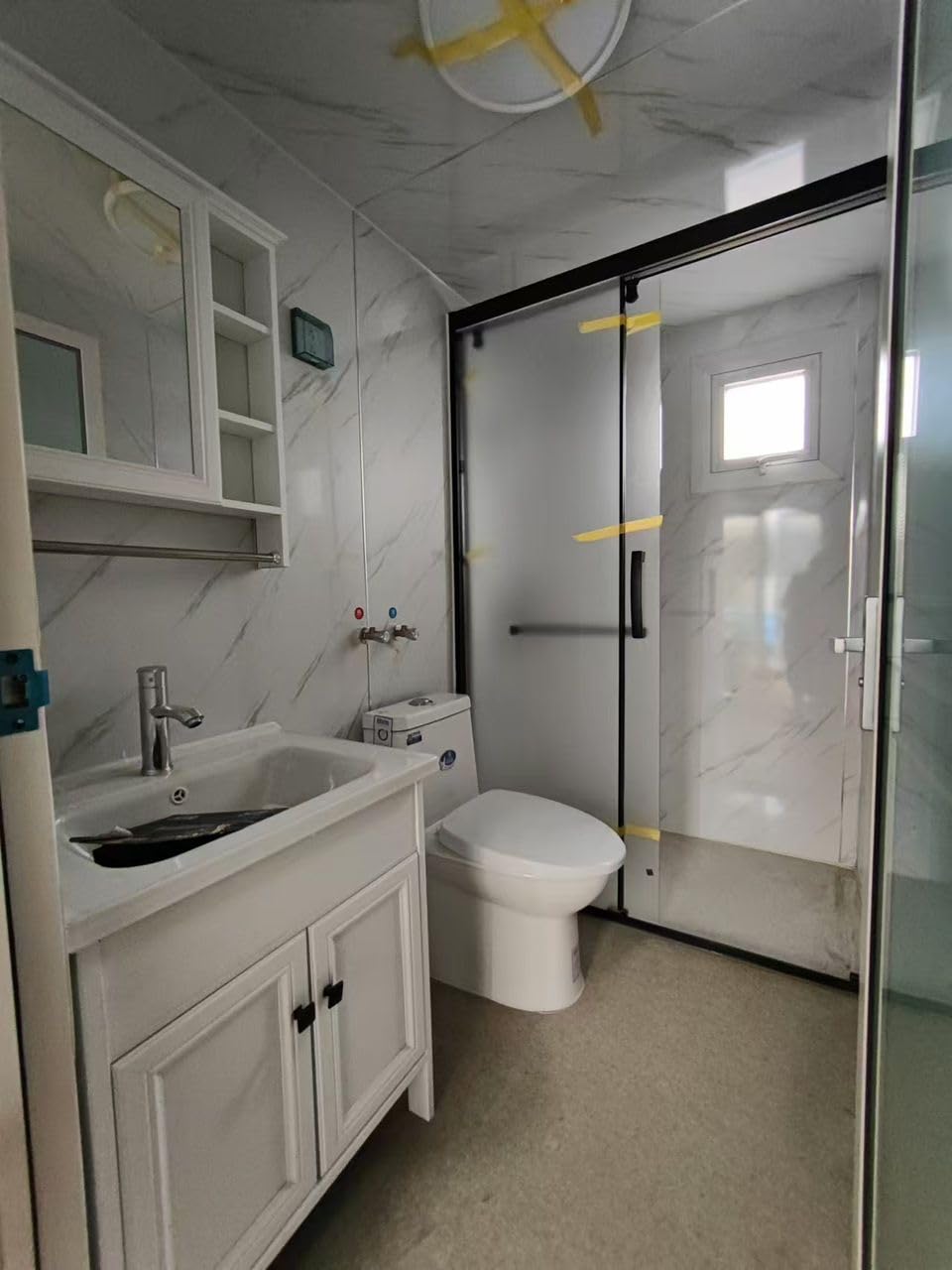 Luxury 40 ft Tiny House: Portable prefab Home with 2 bedrooms, a Fully Equipped Bathroom and Kitchen, Designed for Adult Living. This Foldable Mobile Home boasts a Durable Steel Frame.