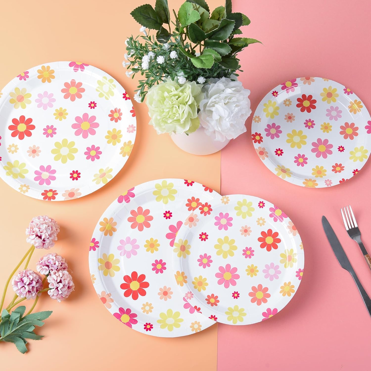 United-Unicorns 48 PCS Groovy Retro Daisy Party Plates - Hippie Boho Flower Round Disposable Plates for 60s and 70s Themed Parties, Birthdays, Baby Showers, Weddings, and Bridal Tableware