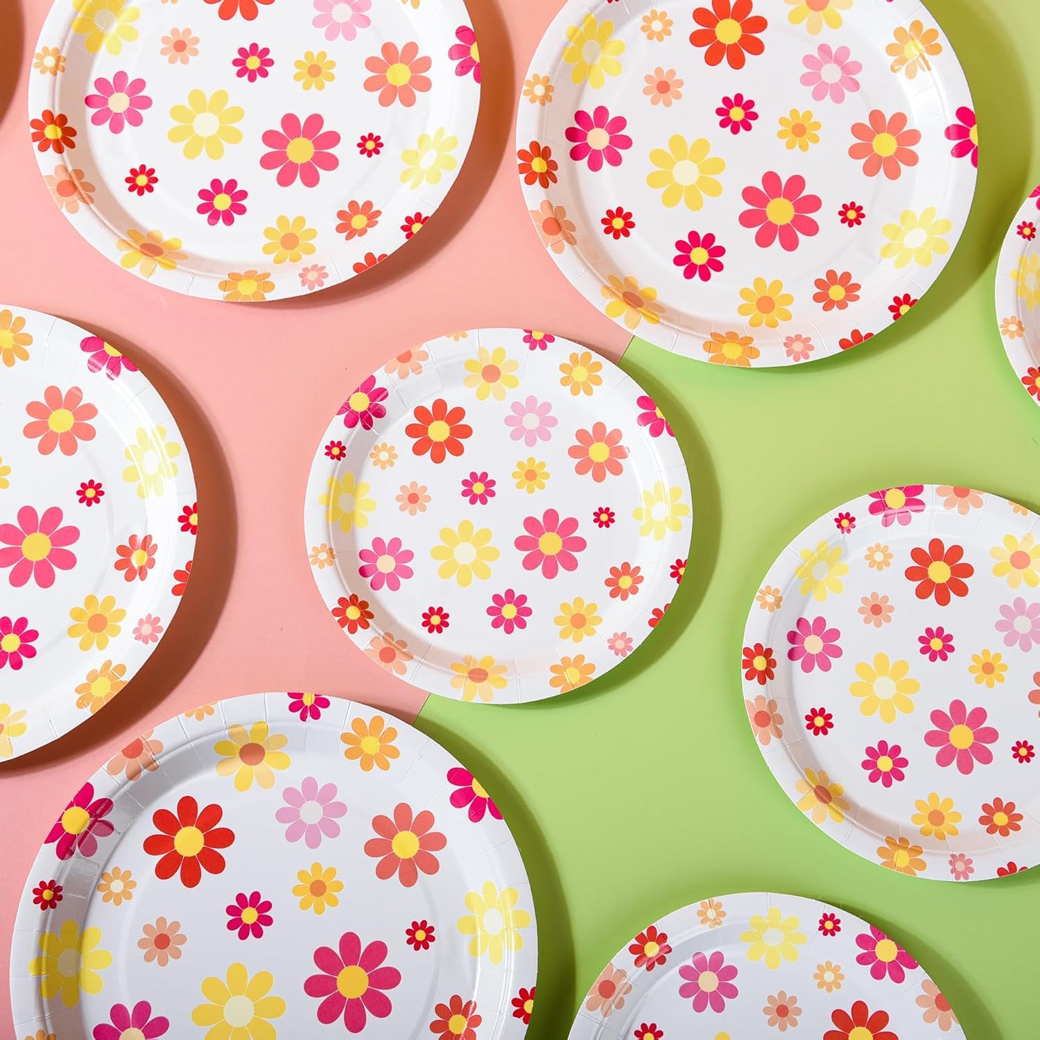 United-Unicorns 48 PCS Groovy Retro Daisy Party Plates - Hippie Boho Flower Round Disposable Plates for 60s and 70s Themed Parties, Birthdays, Baby Showers, Weddings, and Bridal Tableware