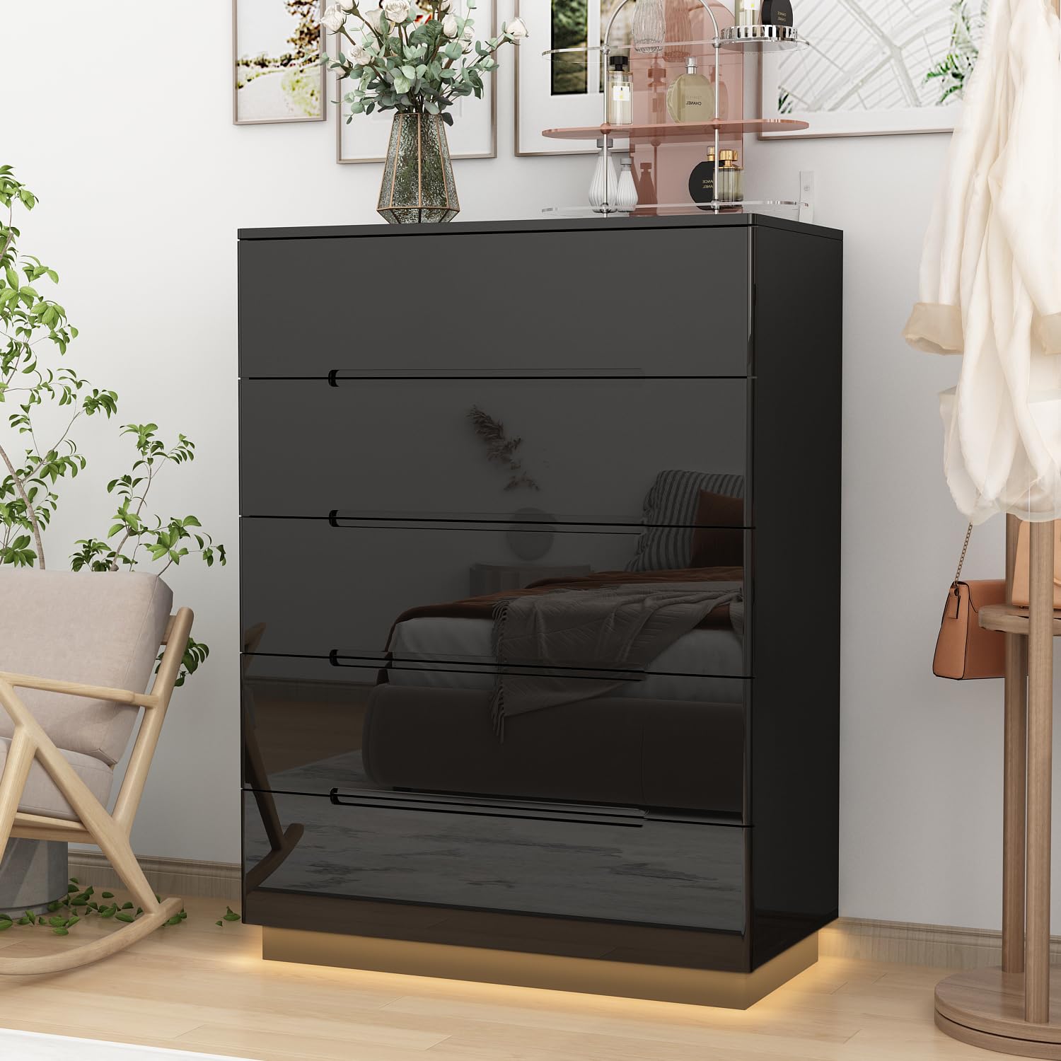 MOUMON High Gloss Dresser with LED Light Chest of Drawers, Glossy 5 Drawer Dresser with Curved Edge, Modern Dresser for Bedroom, Black 31.5”W x 15.7”D x 42.6”H