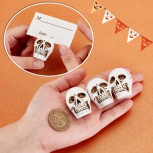 AHANDMAKER 3 pcs Skull Table Card Holder Clip for Cards on The Table Top Resin Skull Table Number Holder, Spooky Desktop for Party Graveyard Halloween Decoration