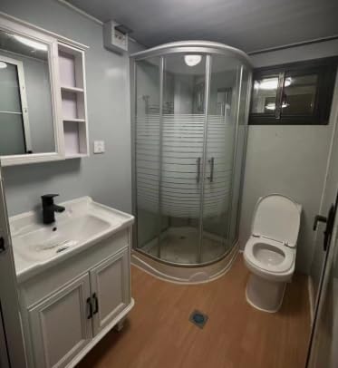 40FT Expandable Mobile House, 3 Bedrooms, Fully Equipped Kitchen with Cabinets, Bathroom with Toilet and Shower. Customizable Prefabricated Portable Home for Adults.