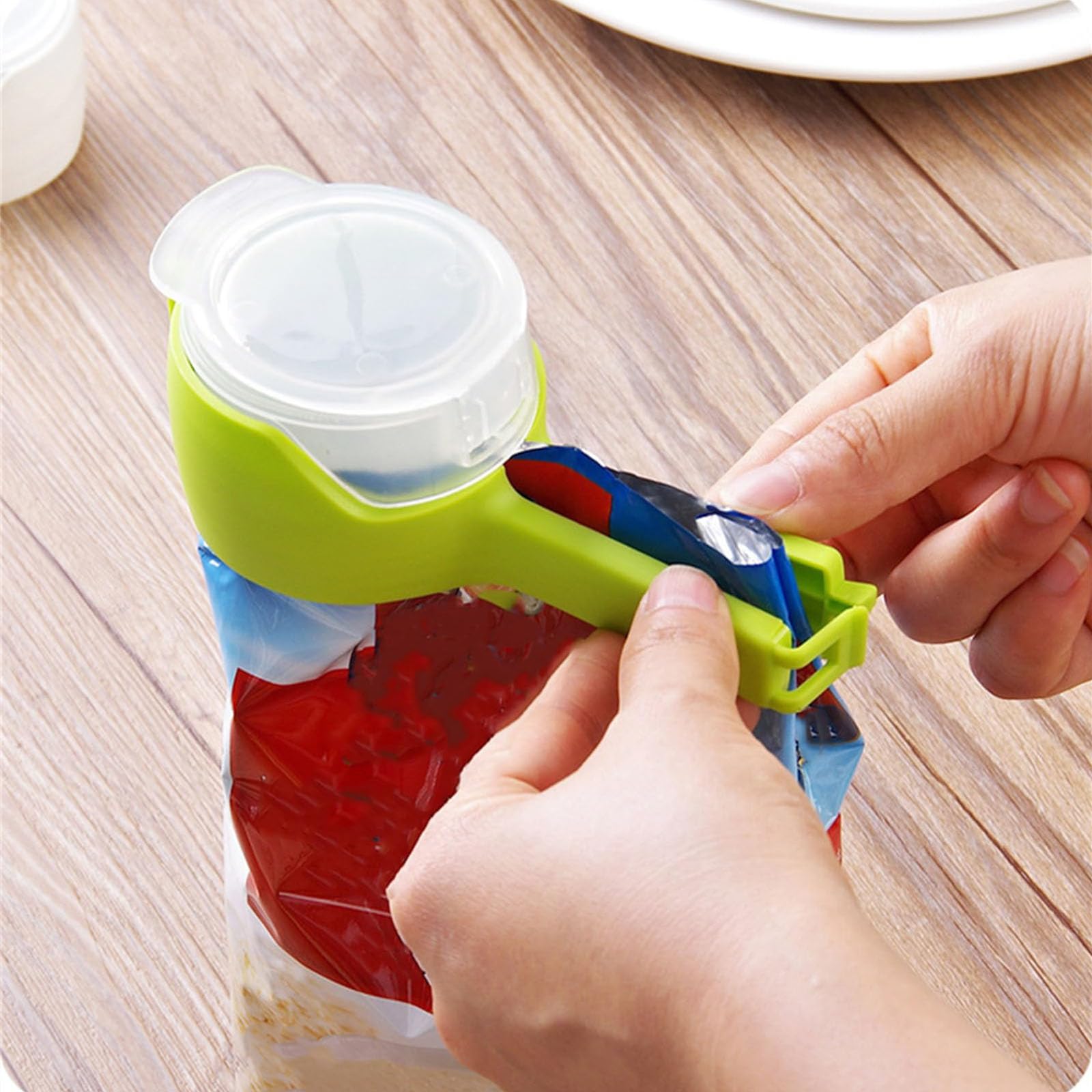 Snack Clips That Pour, Seal and Pour Bag Clip, Food Storage Sealing Clips with Pour Spouts, Reusable Plastic Cap Sealer Clips, Bag Clip with Spout To Pour Food, for All Food Storage (4pcs-C)