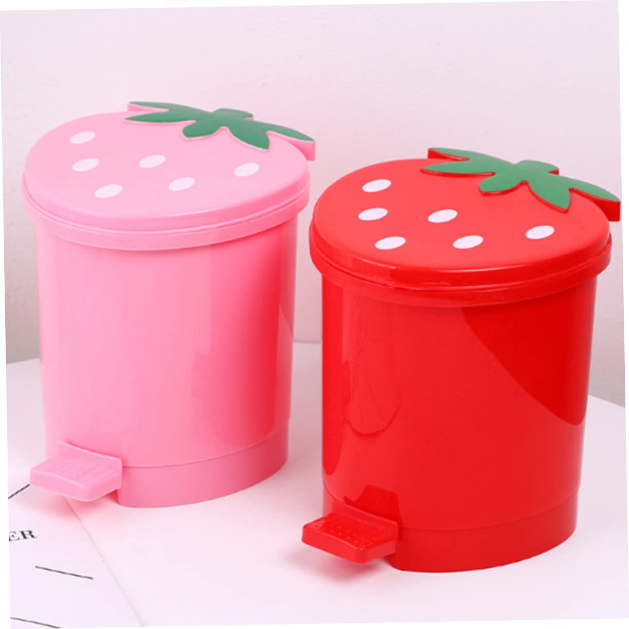 BUGUUYO Desktop Trash Can, Pink Plastic Container with Lid, Mini Size for Home Office, Creative Decor