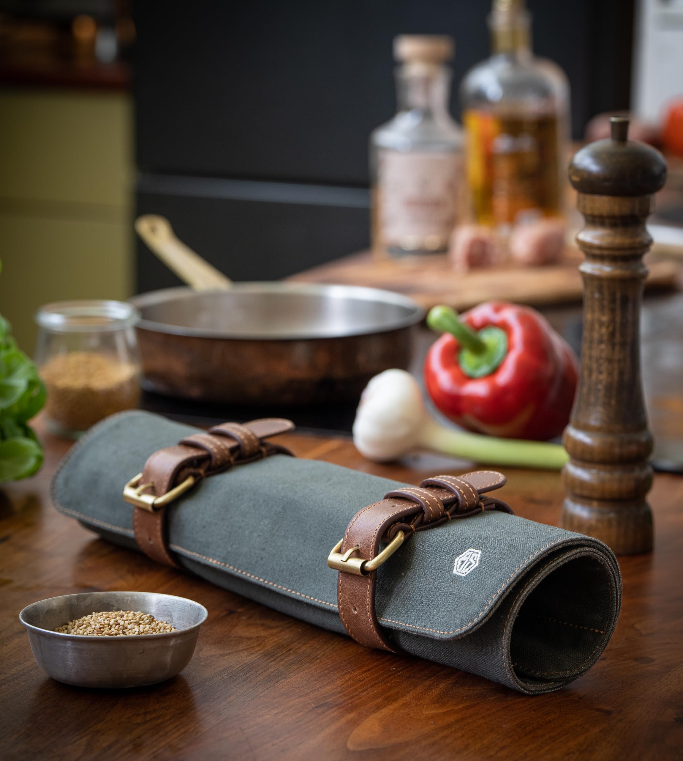 Knife Bag made of durable Canvas & genuine Leather - Chef's Knife Roll Case for Cooking & BBQ - Knives storage case Lars (Olive-Green)