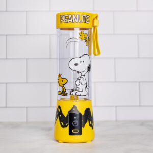 uncanny brands peanuts snoopy & woodstock usb-rechargeable portable blender