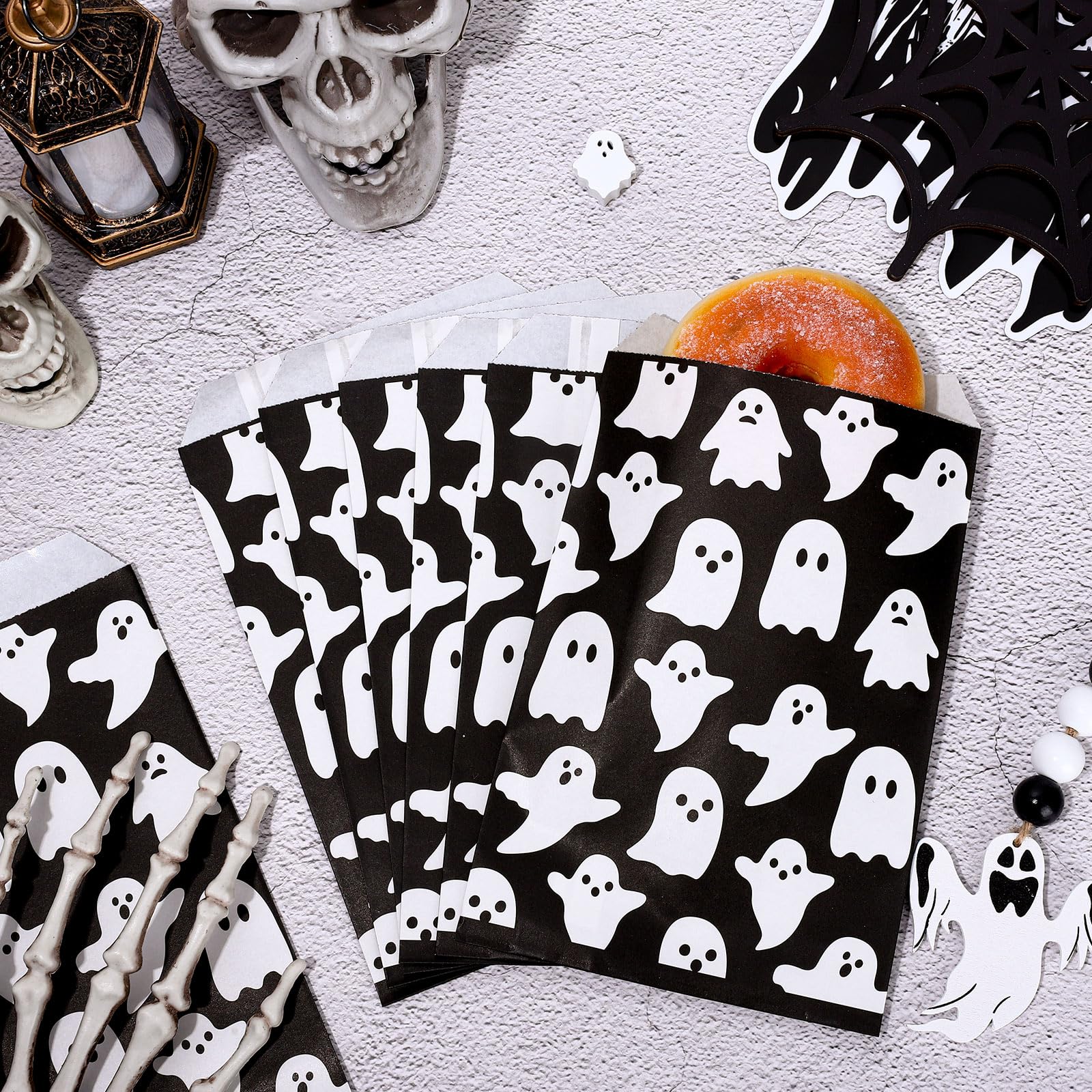 Whaline 100 Pack Halloween Treat Bags 5x7.3 Inch White Ghost Candy Goodie Bags Halloween Party Buffet Kraft Paper Bags Party Favor Snack Bags for Chocolate Cookies Goodies Halloween Party Favor