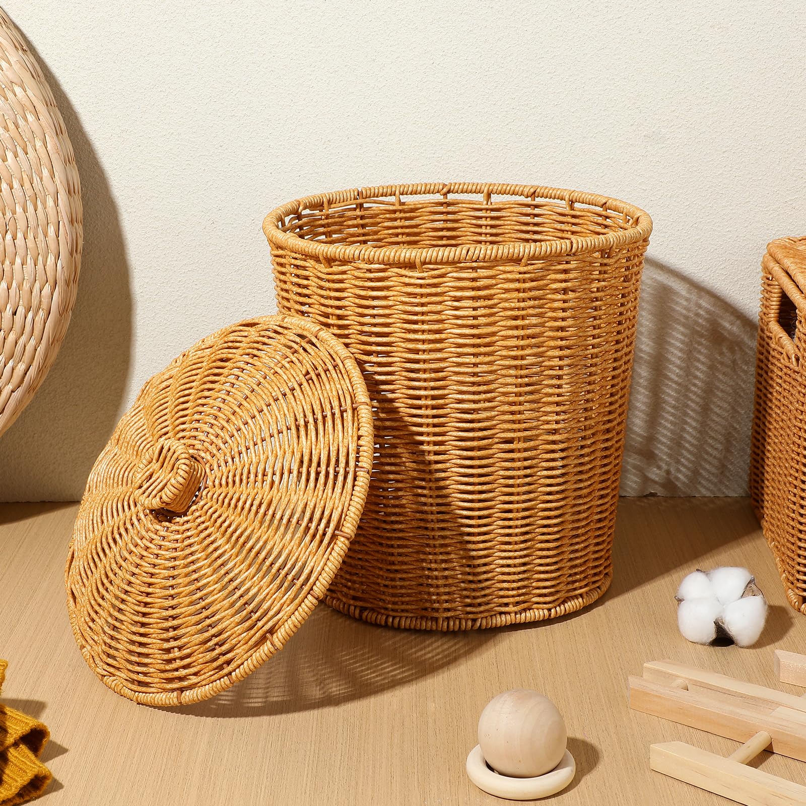 PRETYZOOM Small Wicker Waster Basket, Imitation Rattan Basket with Lid Bohemia Wicker Storage Basket Space Saving Small Trash Can for Bathroom Office (23x23x28cm)