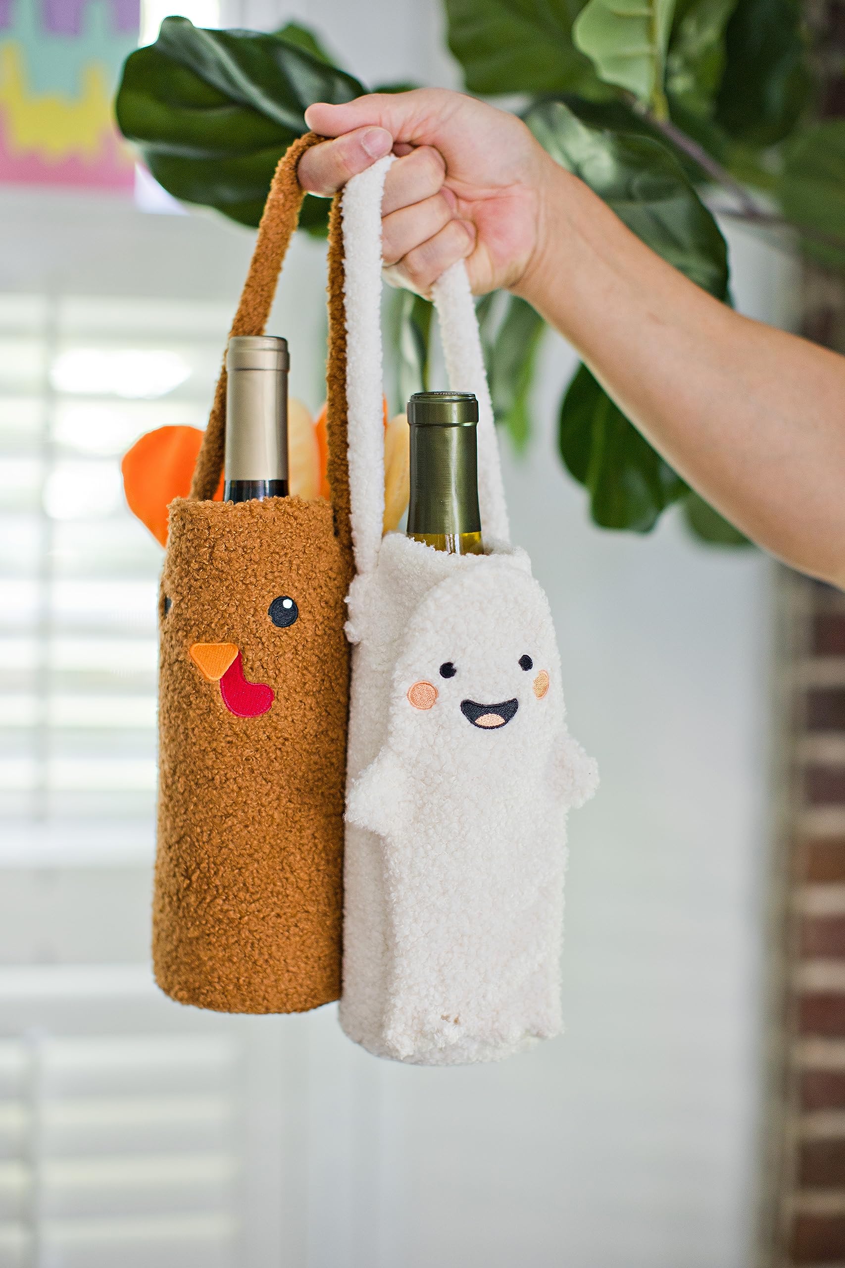 Pearhead Sherpa Turkey Wine Bottle Gift Bag, Thanksgiving Dinner Ideas, Funny Fall Housewarming Ideas, Holiday Party Hostess Gifts, Reusable Gift Bag, Soft Travel Wine Tote Carrier