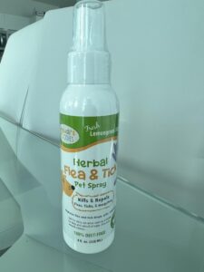 houdi's foodies herbal flea & tick pet spray by north american herb & spice - lemongrass scent - 4 fl oz - kills & repels fleas, ticks + mosquitoes - deet-free, plant-based formula