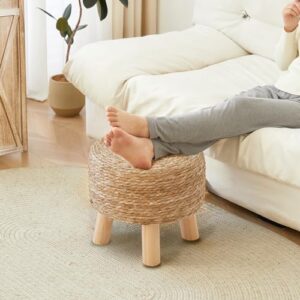 ALeesing Round Ottoman Natural Seagrass Footstool, Round Footstool with 4 Wood Legs, Hand Woven Round Footstool Sofa Stool, Multifunctional Modern Dressing Stool, Sofa Side Table for Bedroom (Nature)