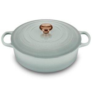 le creuset signature 6.75-quart round wide oven with copper knob - enameled cast iron (sea salt)