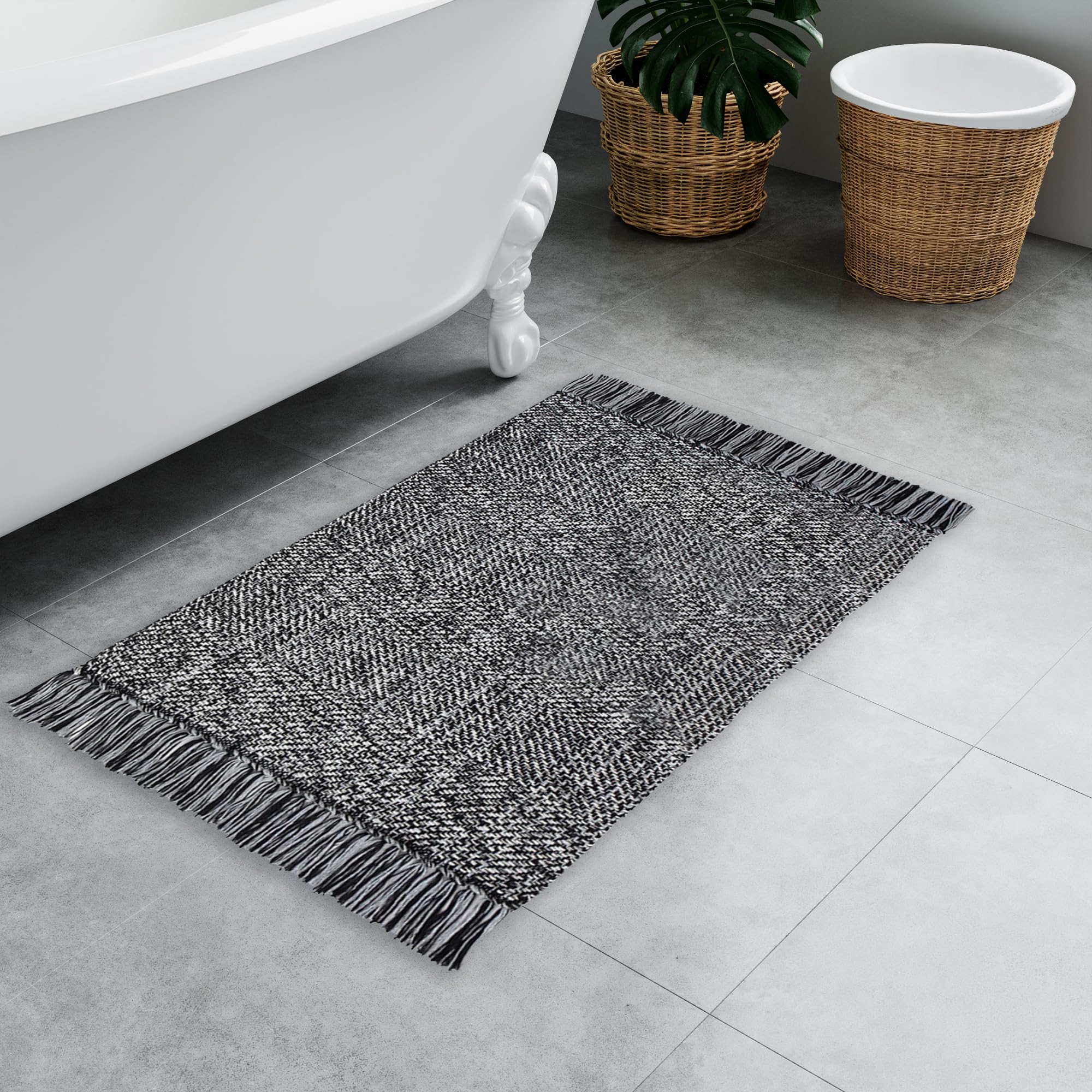 donttwa Modern Bathroom Rug, Washable Black Small Area Rug, 2x3 Front Door Mat Lightweight Woven Cotton Rug with Tassels, Farmhouse Throw Rugs Low Pile Carpet for Entry Laundry,Black&White