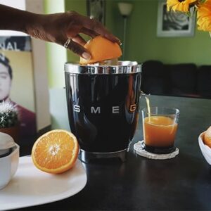 SMEG 50's Retro Style Citrus Juicer with Drip Free Spout, Automatic Activation, and Efficient Straining, Black