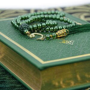 ihvan online Prayer Gift Set for Men & Women, Muslim Prayer Rug, Salah Mat, Beads Taasbih, Arabic Holy Quran, Islamic Gift Set for Ramadan & Eid, Green