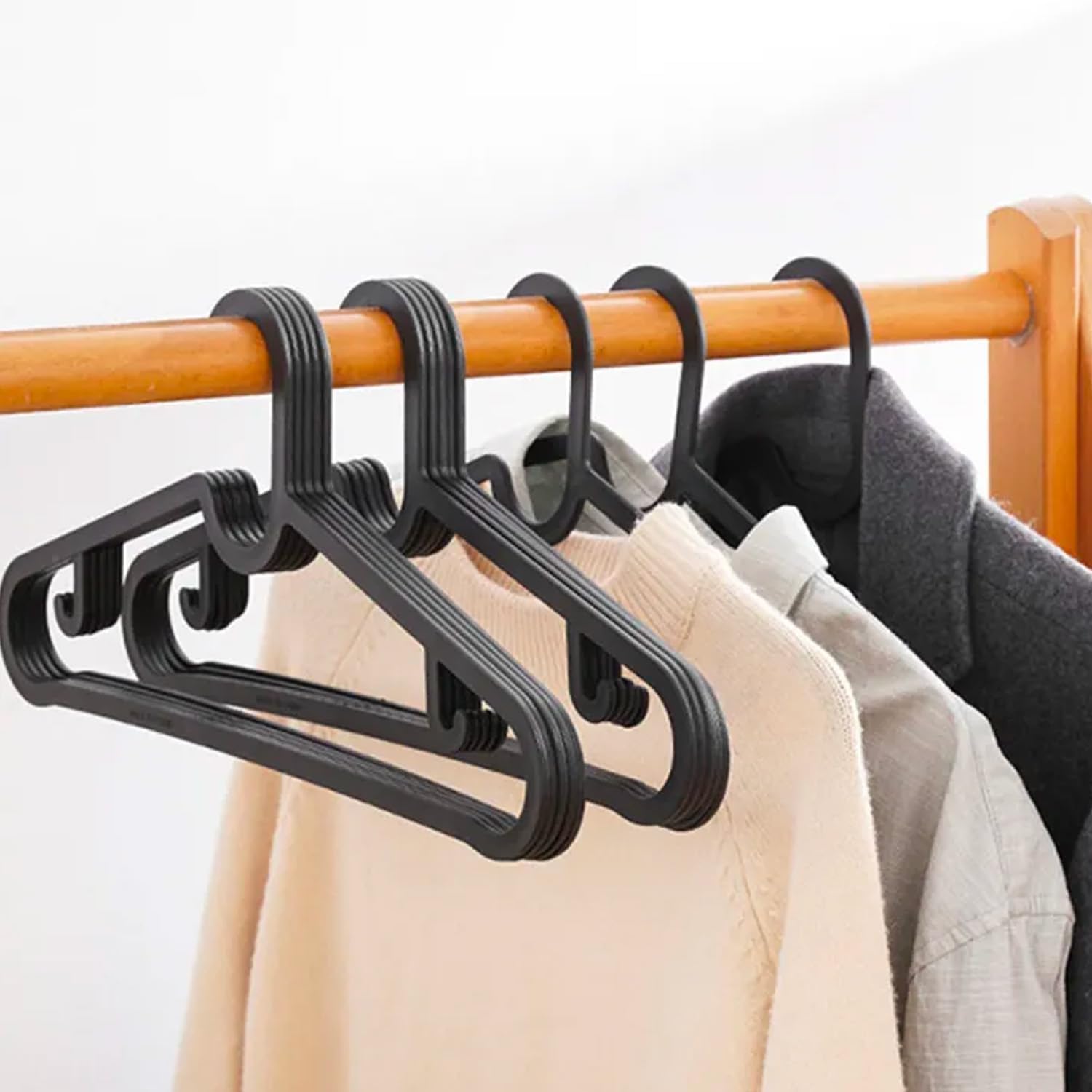 Milano Home Plastic Clothes Hangers - Black - Lightweight and Durable Coat Hangers - Space-Saving Hangars for Shirts, Jackets, and Coats - Multipurpose Hanger Set for Closet Organization