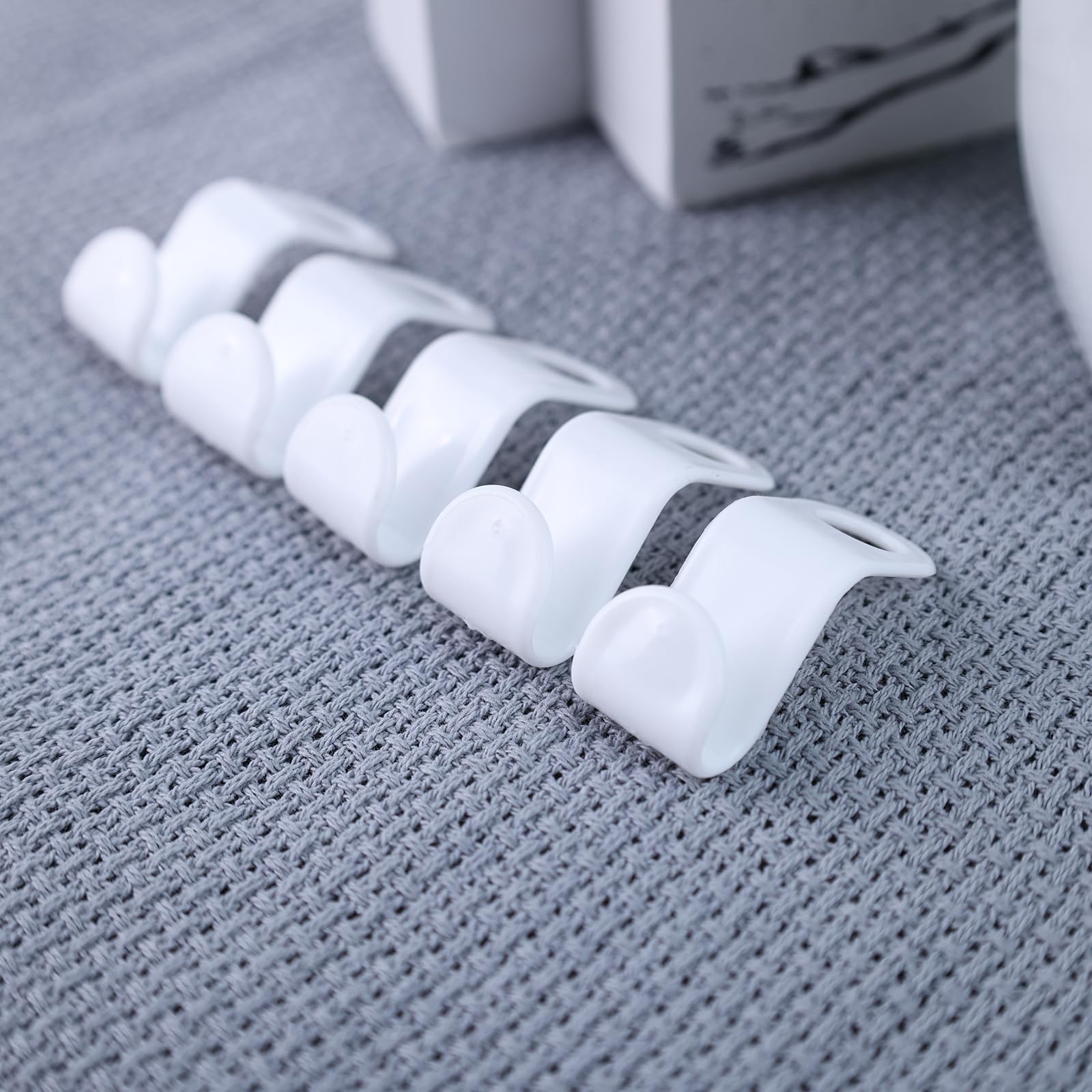 MCPINKY 50PCS Hanger Hooks, Clothes Connector Hooks Space Saving Cascading Hangers White Closet Organizer Hanger Clips for Plastic Hangers