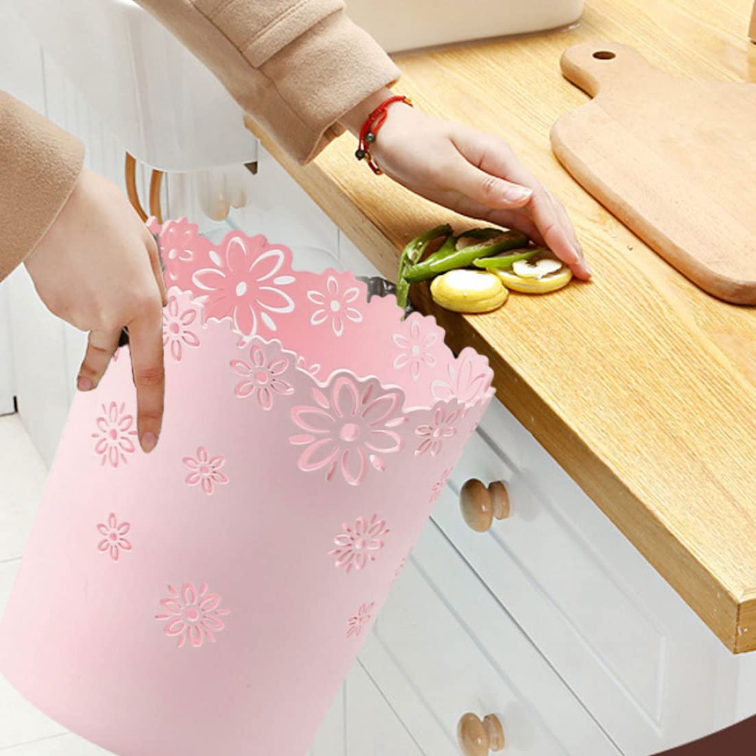 Comebachome Plastic Trash Can, Waste Paper Bin Flower Lace Waste Basket Round Rubbish Bin Hollow Garbage Can for Bedroom Bathroom Kitchen Office L