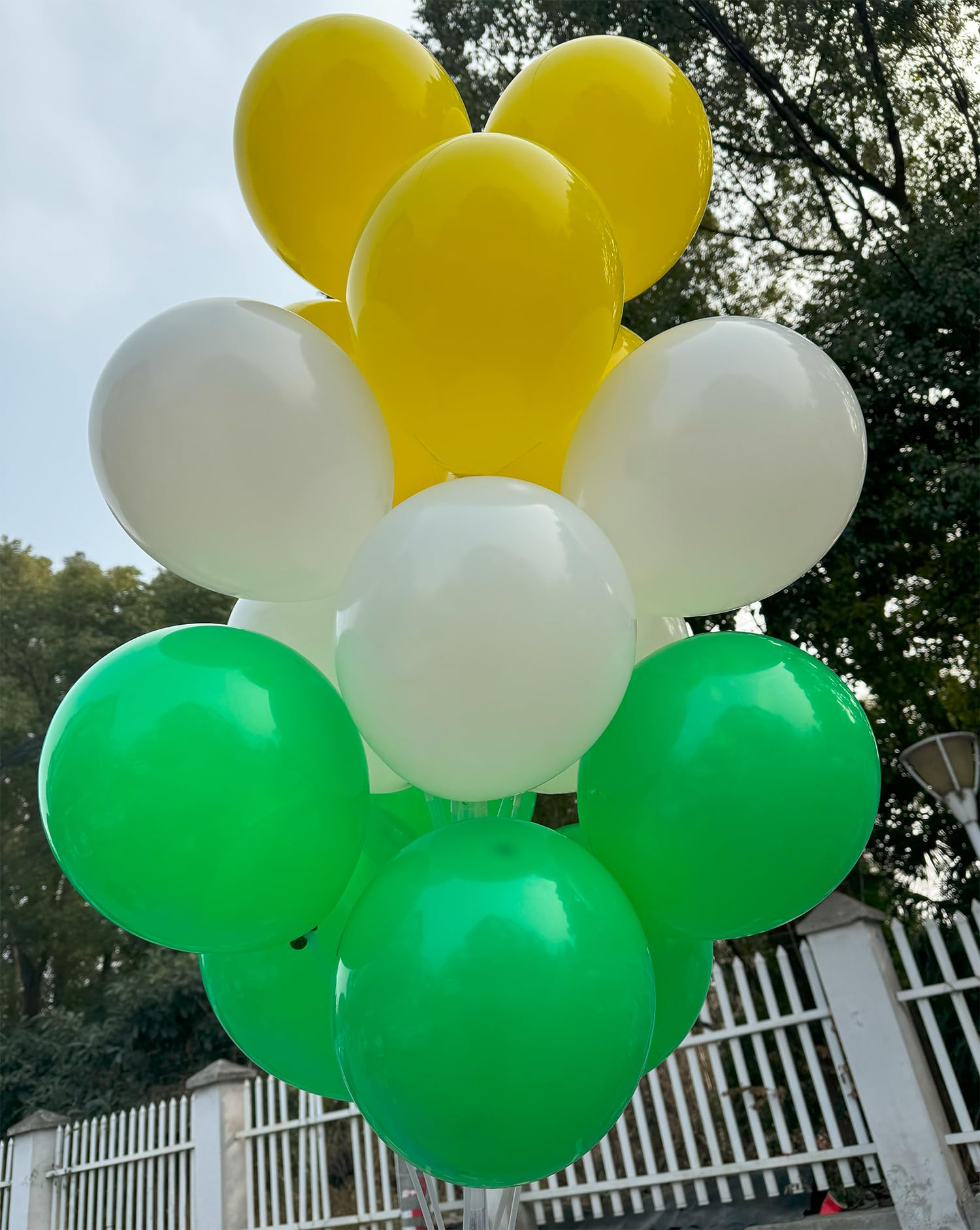 JODIDI 100 Pcs 12 Inch Latex Balloons in Green, White and Yellow, Perfect for Spring, Children's Birthday, Summer, Graduation, St. Patrick's Day， Wedding and Baby Shower Party Balloons Decorations