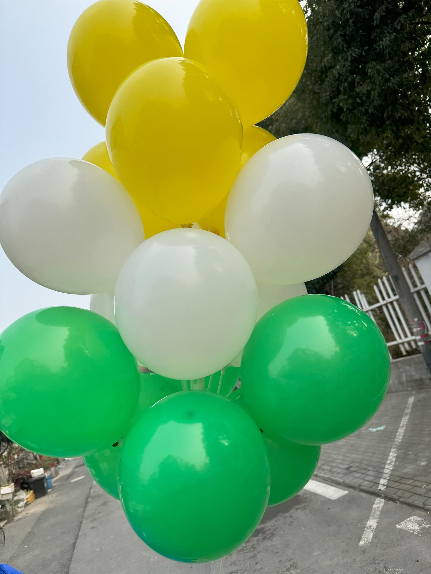 JODIDI 100 Pcs 12 Inch Latex Balloons in Green, White and Yellow, Perfect for Spring, Children's Birthday, Summer, Graduation, St. Patrick's Day， Wedding and Baby Shower Party Balloons Decorations