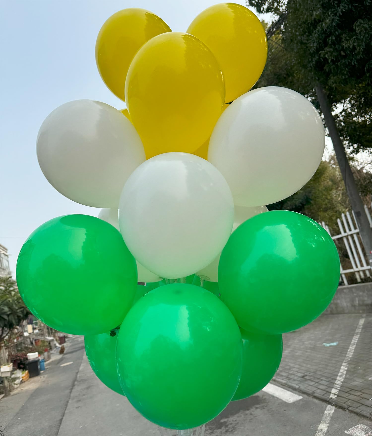 JODIDI 100 Pcs 12 Inch Latex Balloons in Green, White and Yellow, Perfect for Spring, Children's Birthday, Summer, Graduation, St. Patrick's Day， Wedding and Baby Shower Party Balloons Decorations