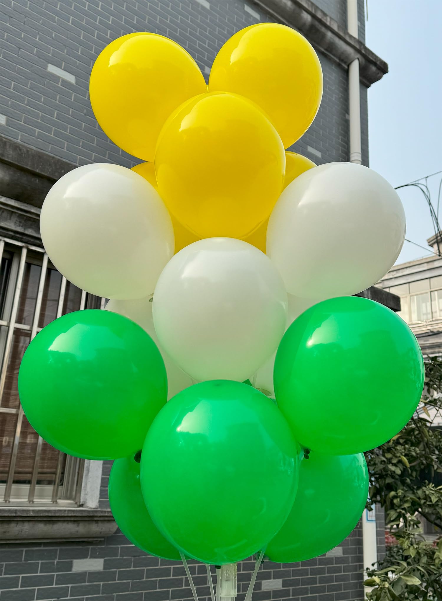 JODIDI 100 Pcs 12 Inch Latex Balloons in Green, White and Yellow, Perfect for Spring, Children's Birthday, Summer, Graduation, St. Patrick's Day， Wedding and Baby Shower Party Balloons Decorations