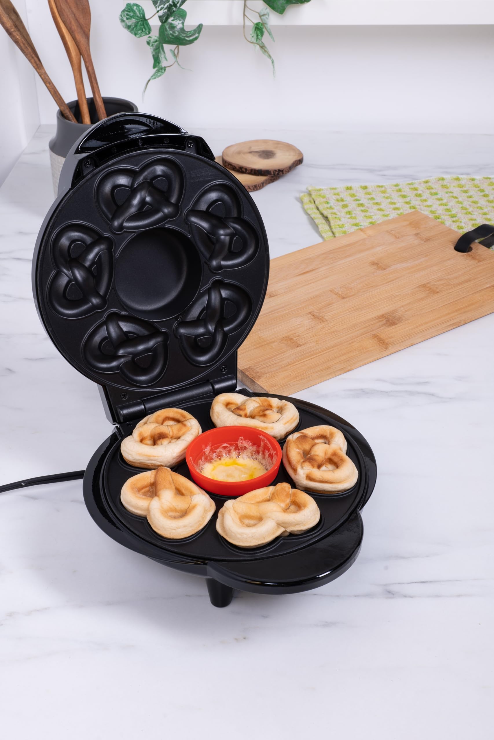 SUPERPRETZEL Pretzel Maker. Soft Pretzel Maker with Cheese Melting Compartment. Creates up to 5 Delicious, Warm Soft Pretzels in Minutes. Officially Licensed SUPERPRETZEL Machine from Fizz Creations.