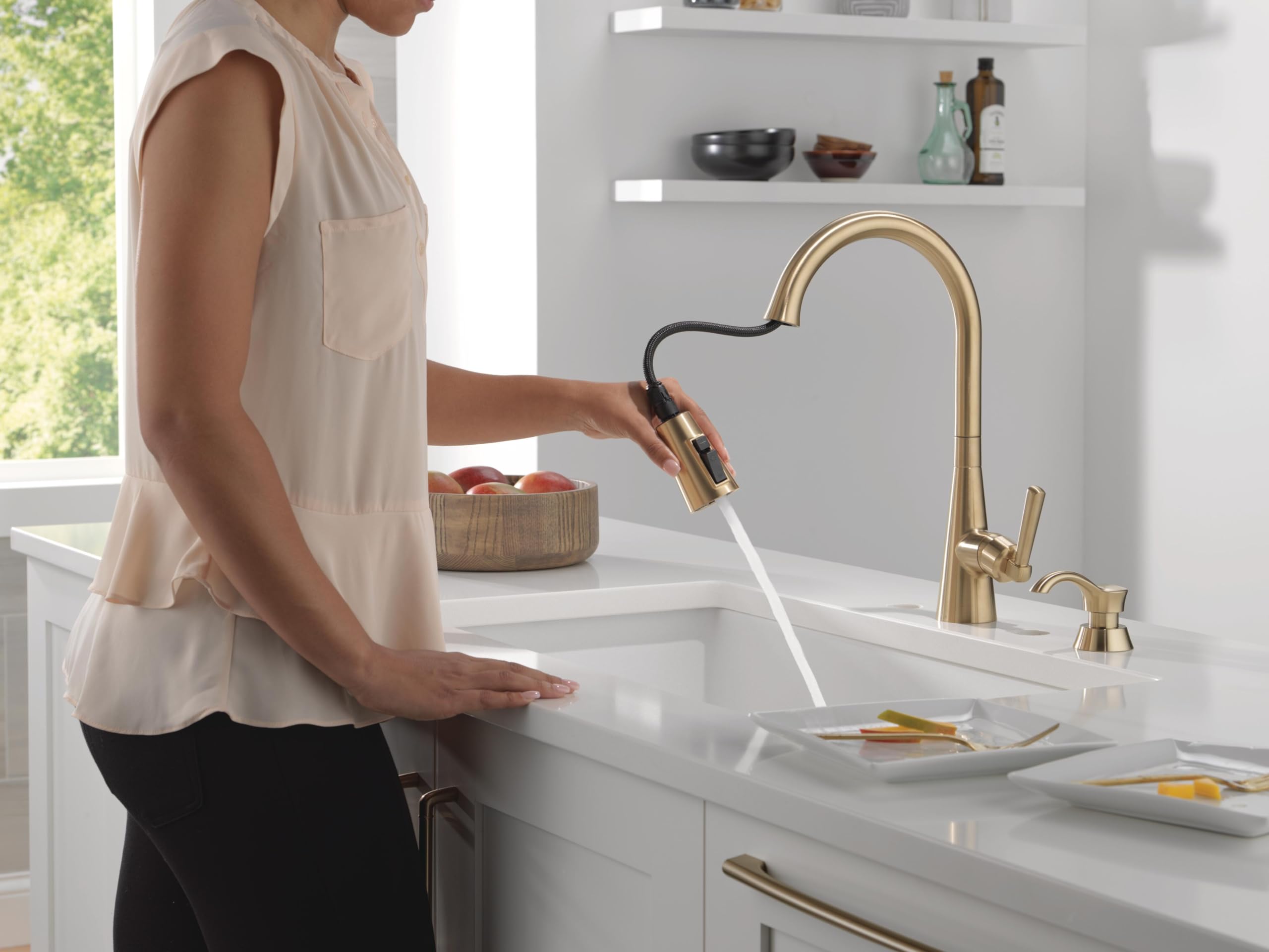 Delta Faucet Boyd Kitchen Faucet with Soap Dispenser, Kitchen Faucets with Pull Down Sprayer Gold, Kitchen Sink Faucet with Magnetic Docking Spray Head, Champagne Bronze 19893Z-CZSD-DST