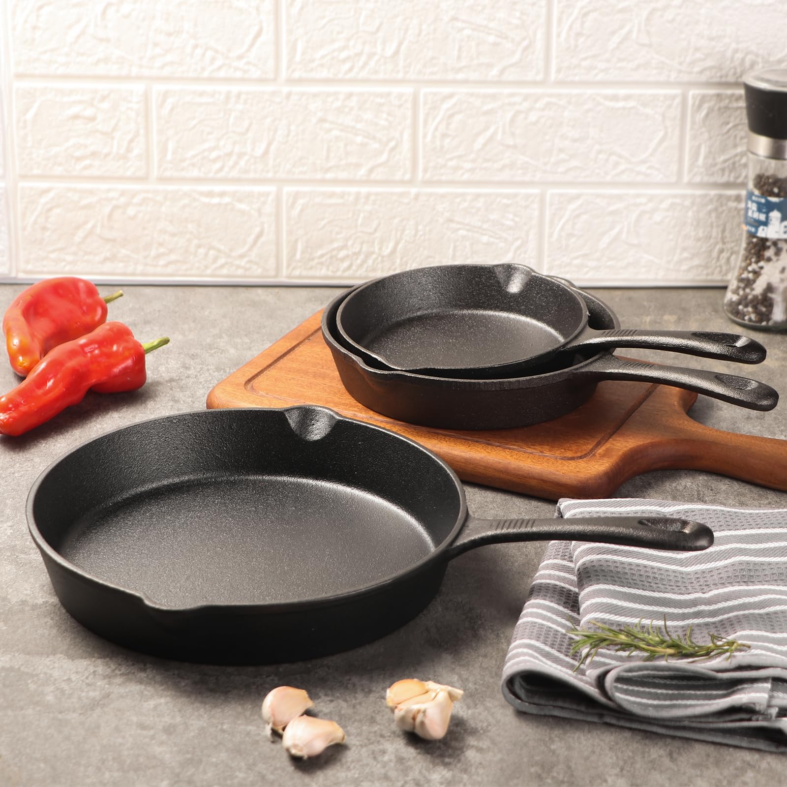 CherHome Cast Iron Skillets 3 Piece，Pre-Seasoned Cast Iron Frying Pan，Cast Iron Fry Pan Skillet Set Includes 6.5in，8in，10in Pans，Ideal for Use on any Type of Cooktop，Oven Safe