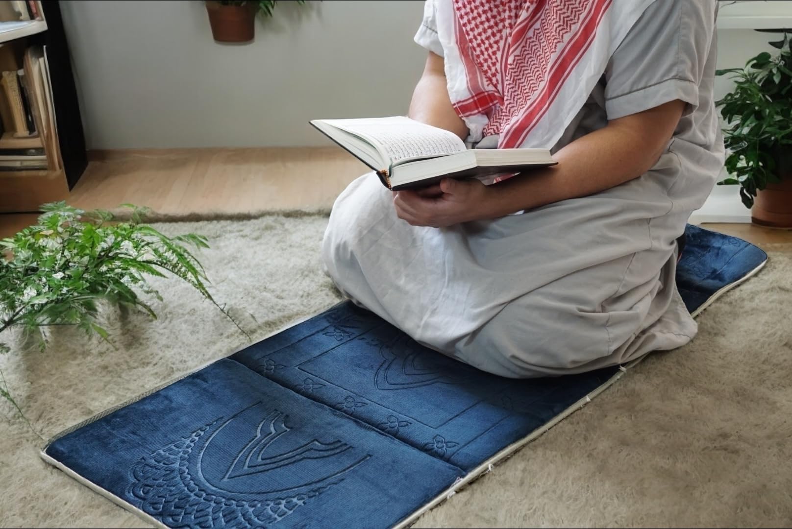 Tawakul Foldable Prayer Mat with Backrest - Thick & Padded Extra Comfort & Tote Bag for Easy Travel - Perfect for Jumah, Ramadan, Hajj, Umrah Gift for Family & Friends (Navy Blue)