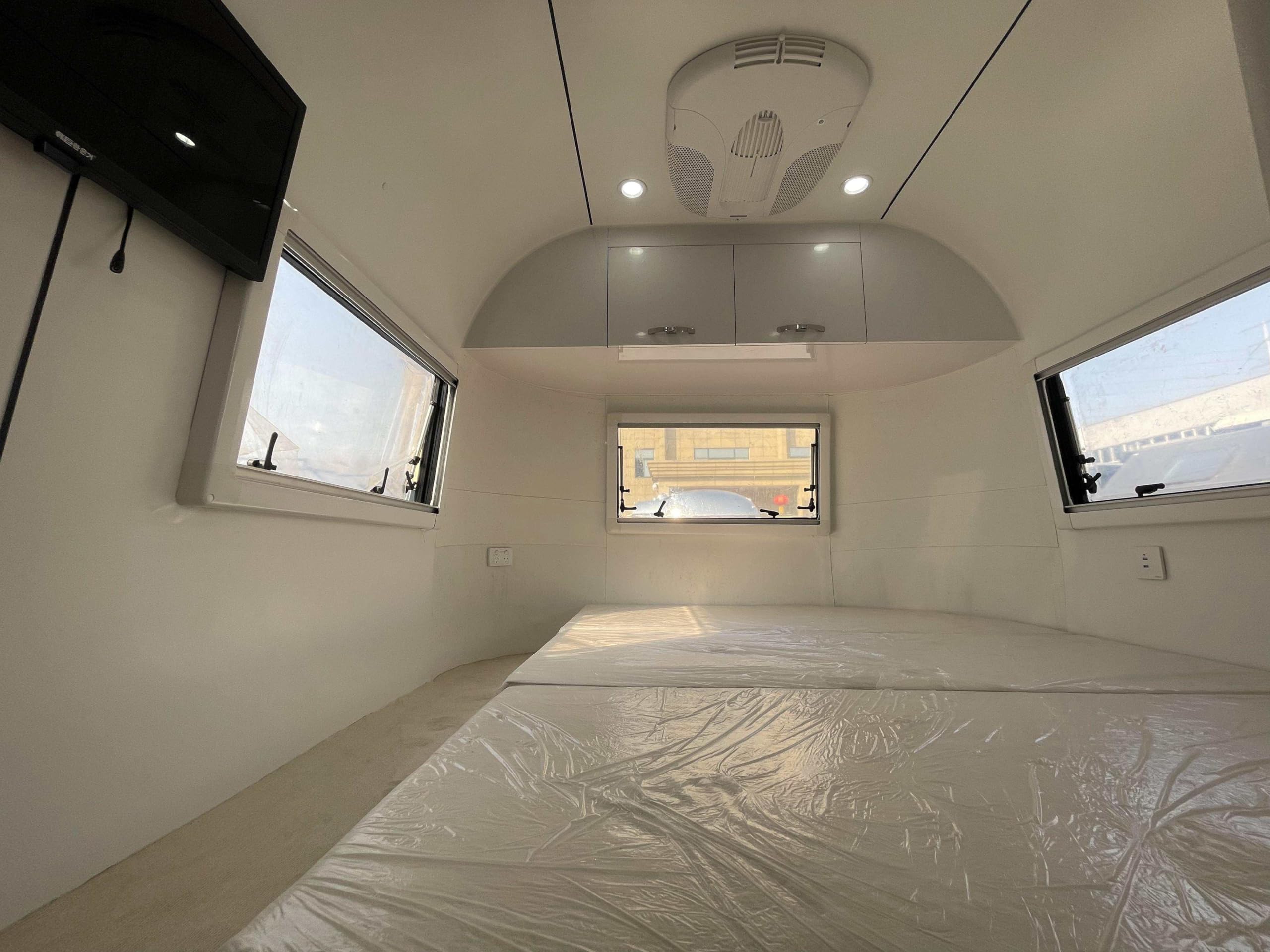 Airstream Caravans trailer with bedroom/Living room/Bathroom and kitchen.Now travelling is much easy, 21.3 * 7.15 * 8ft.