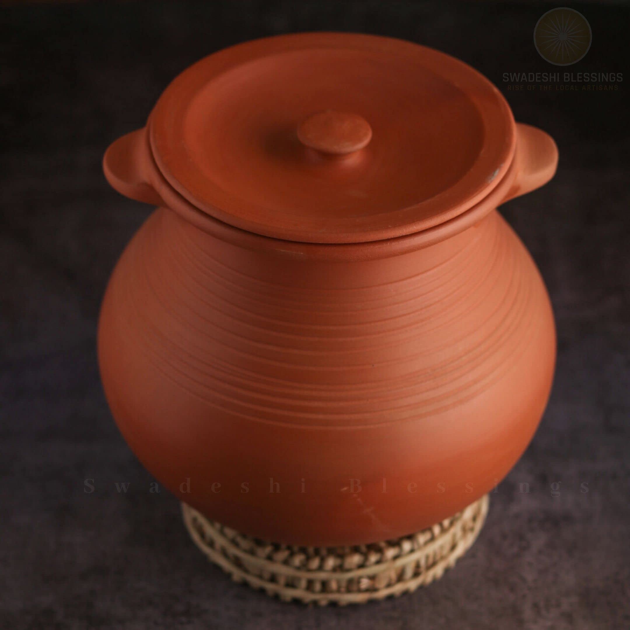 Swadeshi Blessings HandMade Exclusive Range Unglazed Clay HotCase/Earthen Pot for Cooking & Serving with Lid(Natural Firing Shade & Mirror Shine) + Free Palm Leaf Stand (2 Liters)