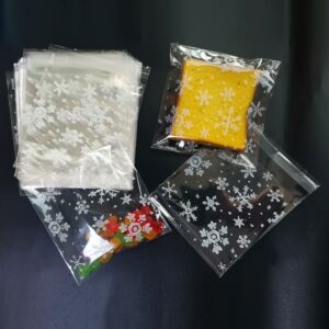 FAZHBARY 100 PCS Snowflake Cellophane Bags 5.4 x 6.8 inch Clear Self Sealing Cellophane Bags Christmas Plastic Bags for Candy Cookie Bakery Supplies