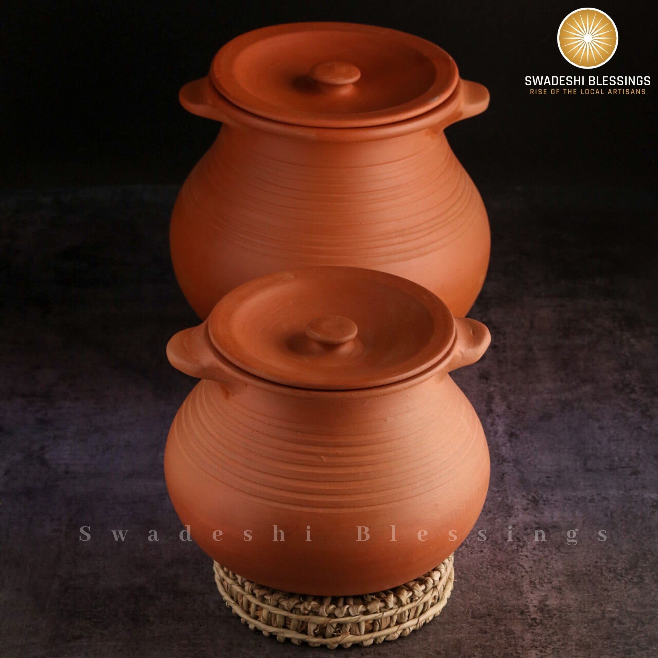 Swadeshi Blessings HandMade Exclusive Range Unglazed Clay HotCase/Earthen Pot for Cooking & Serving with Lid(Natural Firing Shade & Mirror Shine) + Free Palm Leaf Stand (2 Liters)