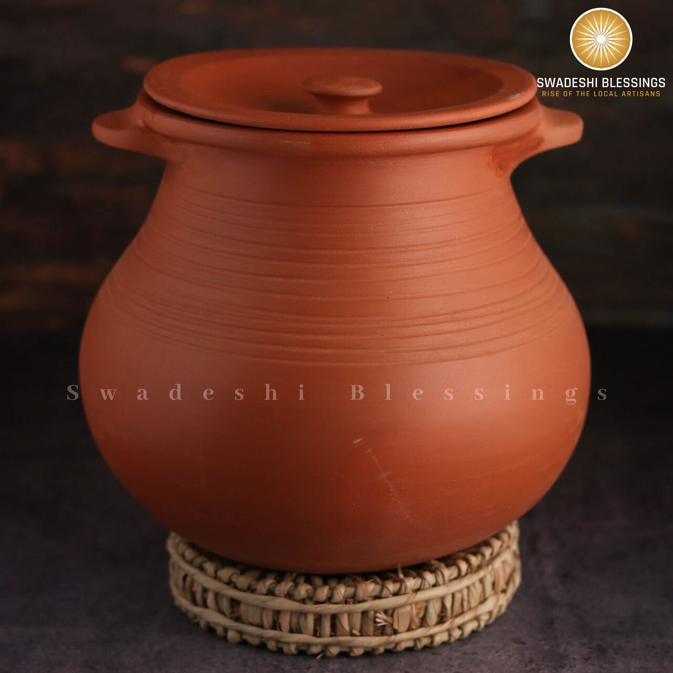 Swadeshi Blessings HandMade Exclusive Range Unglazed Clay HotCase/Earthen Pot for Cooking & Serving with Lid(Natural Firing Shade & Mirror Shine) + Free Palm Leaf Stand (2 Liters)