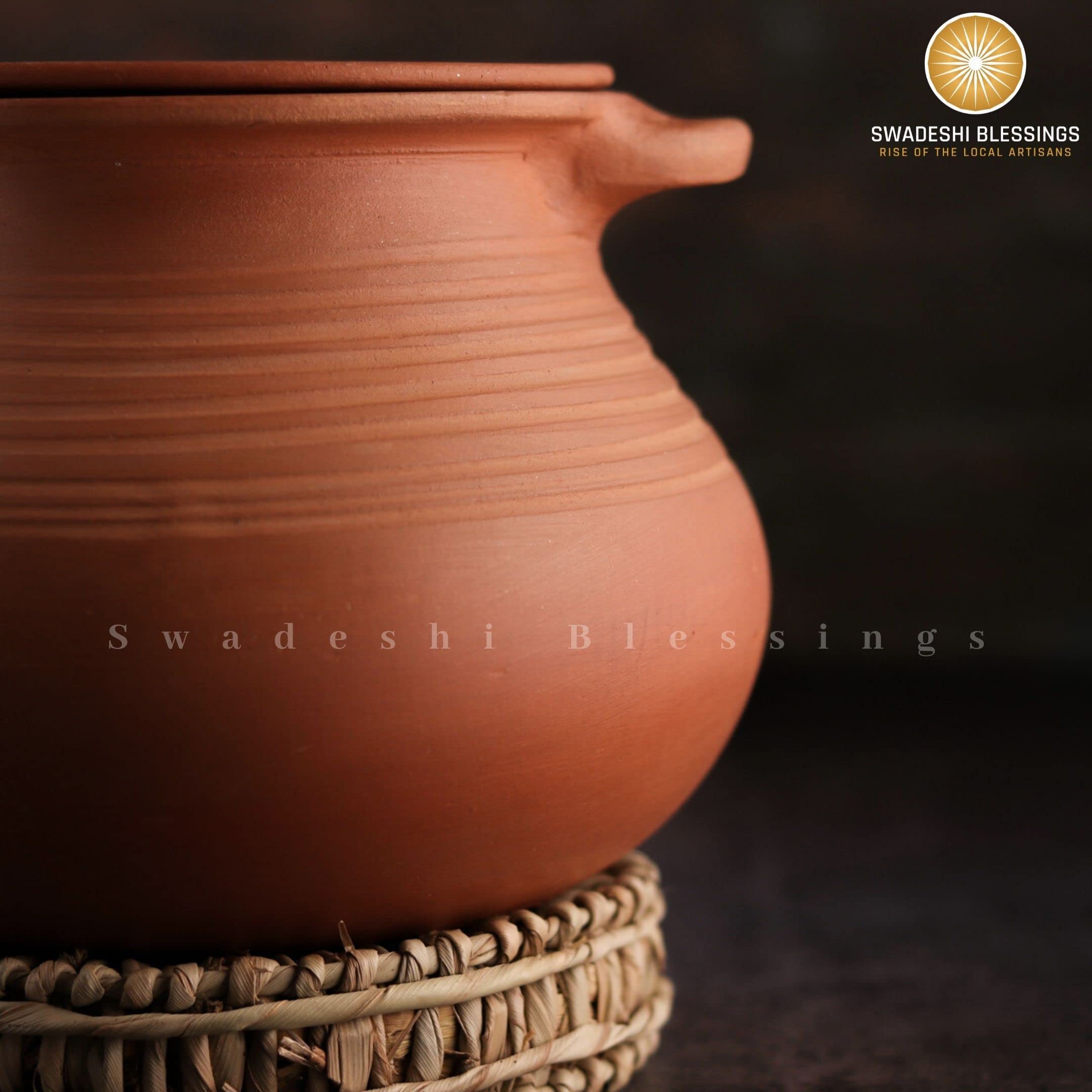 Swadeshi Blessings HandMade Exclusive Range Unglazed Clay HotCase/Earthen Pot for Cooking & Serving with Lid(Natural Firing Shade & Mirror Shine) + Free Palm Leaf Stand (2 Liters)