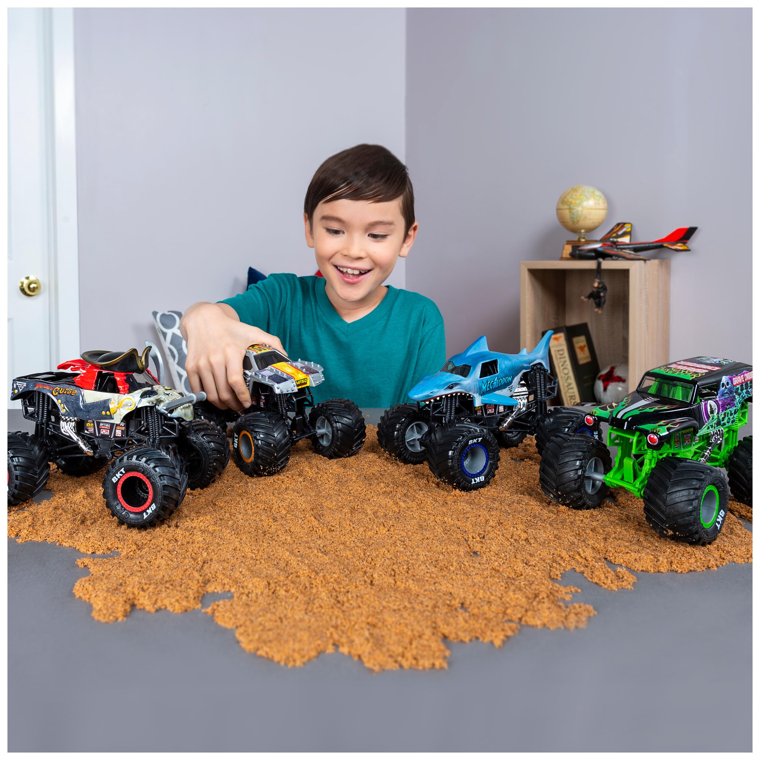 Monster Jam, Official Grave Digger Monster Truck, Collector Die-Cast Vehicle, 1:24 Scale, Kids Toys for Boys Ages 3 and up