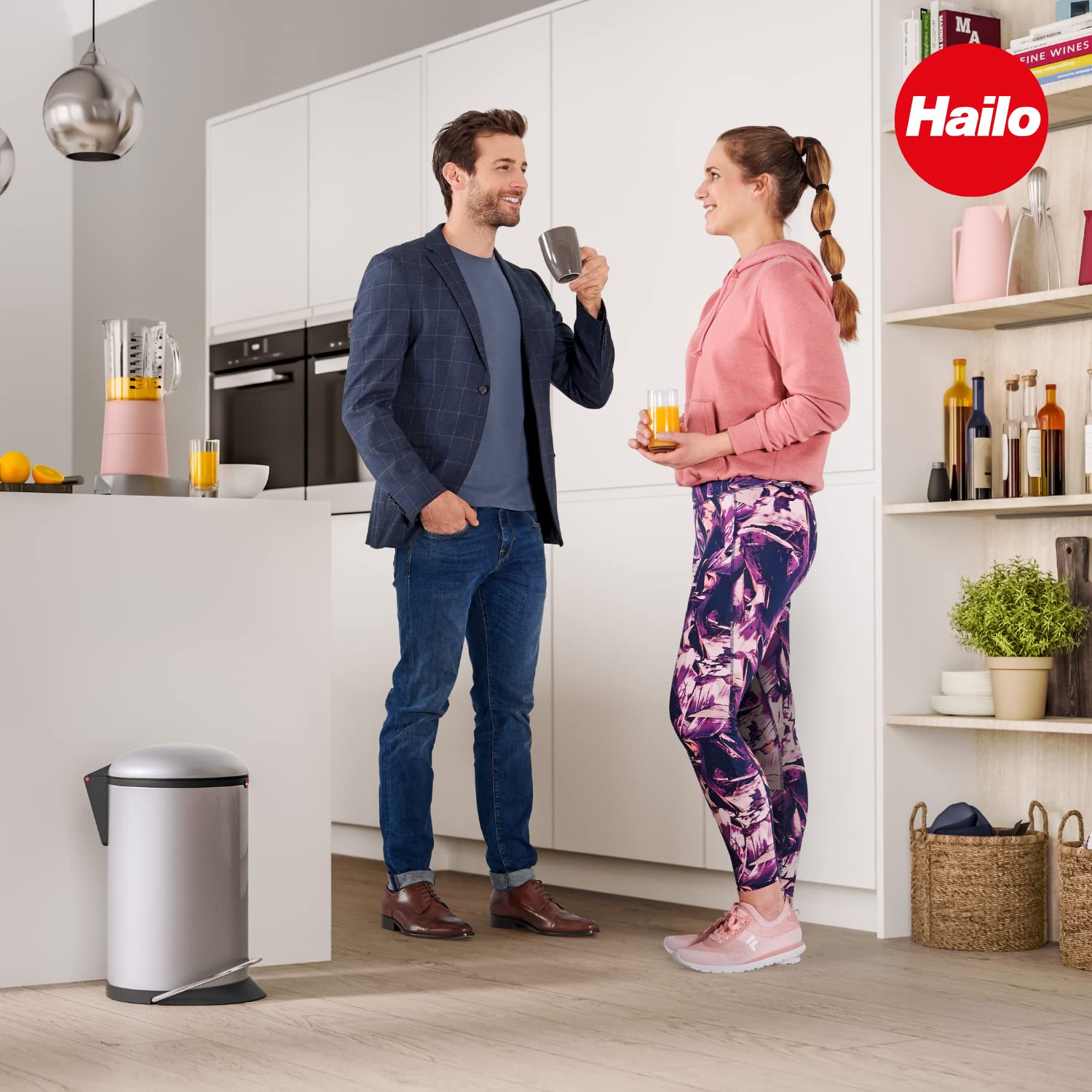 Hailo Harmony M waste bin | 12 L / 3.2 gal | Cushioned lid-closing mechanism (soft-close) | Steel sheet | Wide metal foot rail | Bin liner clamping ring | Carrying handle | Made in Germany | Red