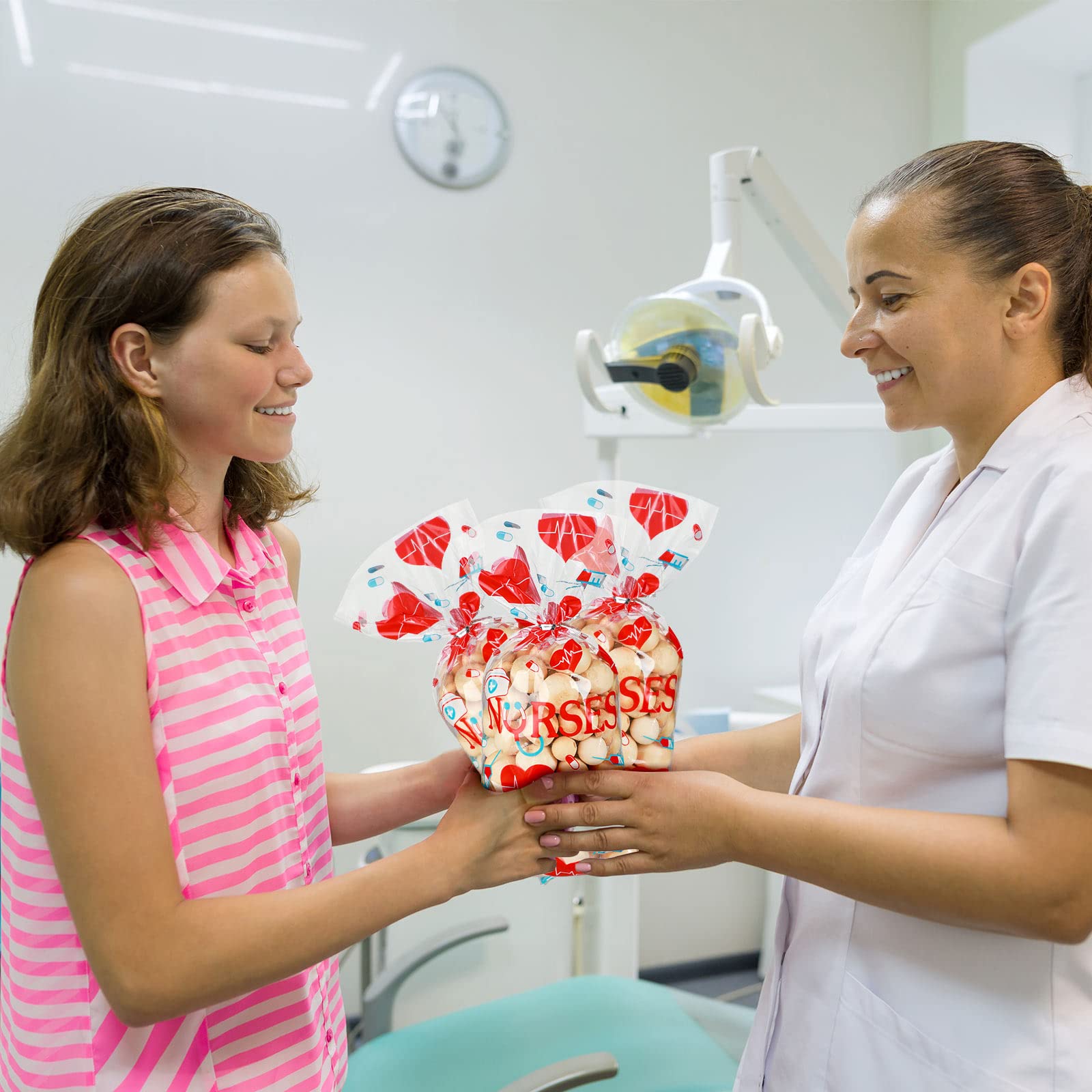 100 Pack Nurses Week Gift Bags Bulk Nursing Candy Bags Goody Bags Medical Gift Bag Treat Bags for National Nurse Day, Nursing Graduation Congrats, Nurse Doctor Theme Party Favors Supplies (Clear)