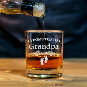 CARVELITA Promoted To Grandpa Est 2025 Whiskey Glass - 11oz Old Fashioned Bourbon Rocks Glass - First Time Grandparents Gifts - Grandparent Announcement - New Grandparent Gifts First Time, Papa To Be