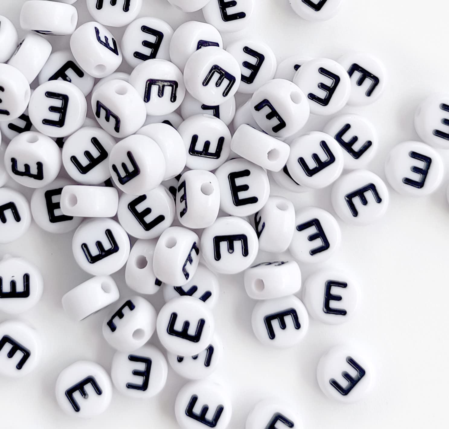 Bxwoum 100PCS Letter Beads 4X7mm Acrylic Alphabet Beads for Jewelry Making White Round Vowel Letter E Beads for Bracelets Making Necklaces DIY