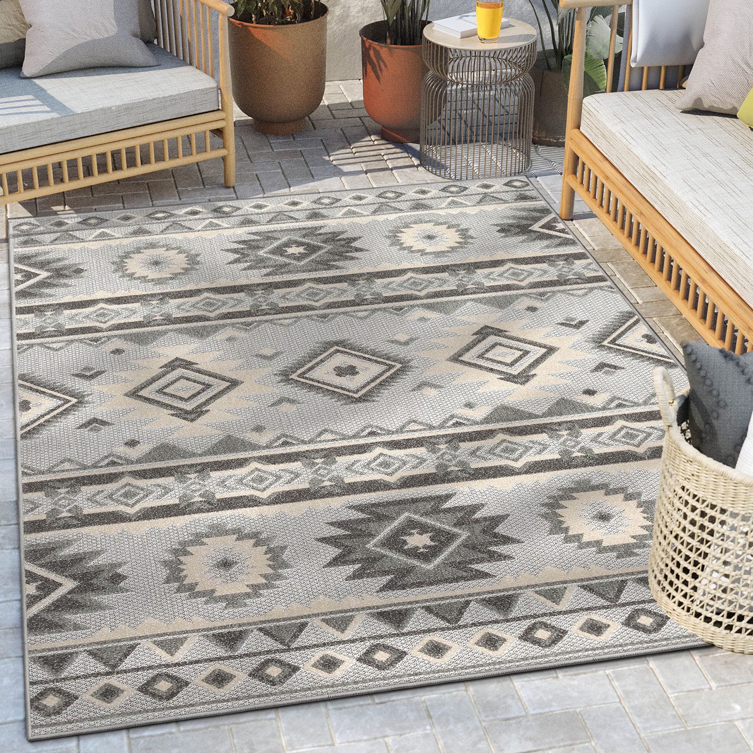 Well Woven Mamba Grey Southwestern Indoor/Outdoor High-Low Pile Area Rug 6'7" x 9'6"