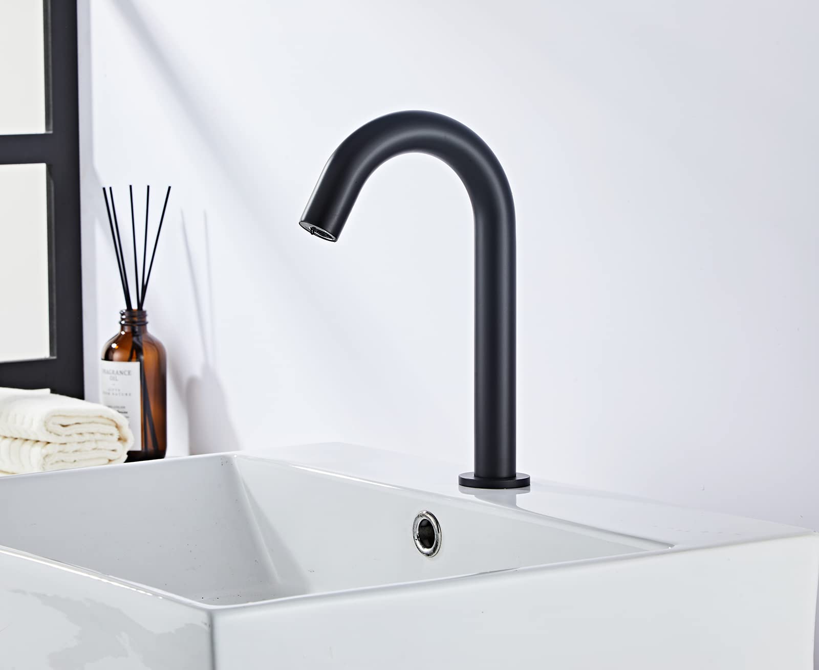 Automatic Bathroom Faucet Touchless Sensor Black Kitchen Faucet Medium Touch-Free Electric Motion Infrared Touchfree Faucet Bar Public Sink Faucet Aerator Spout Commercial AC/DC Power