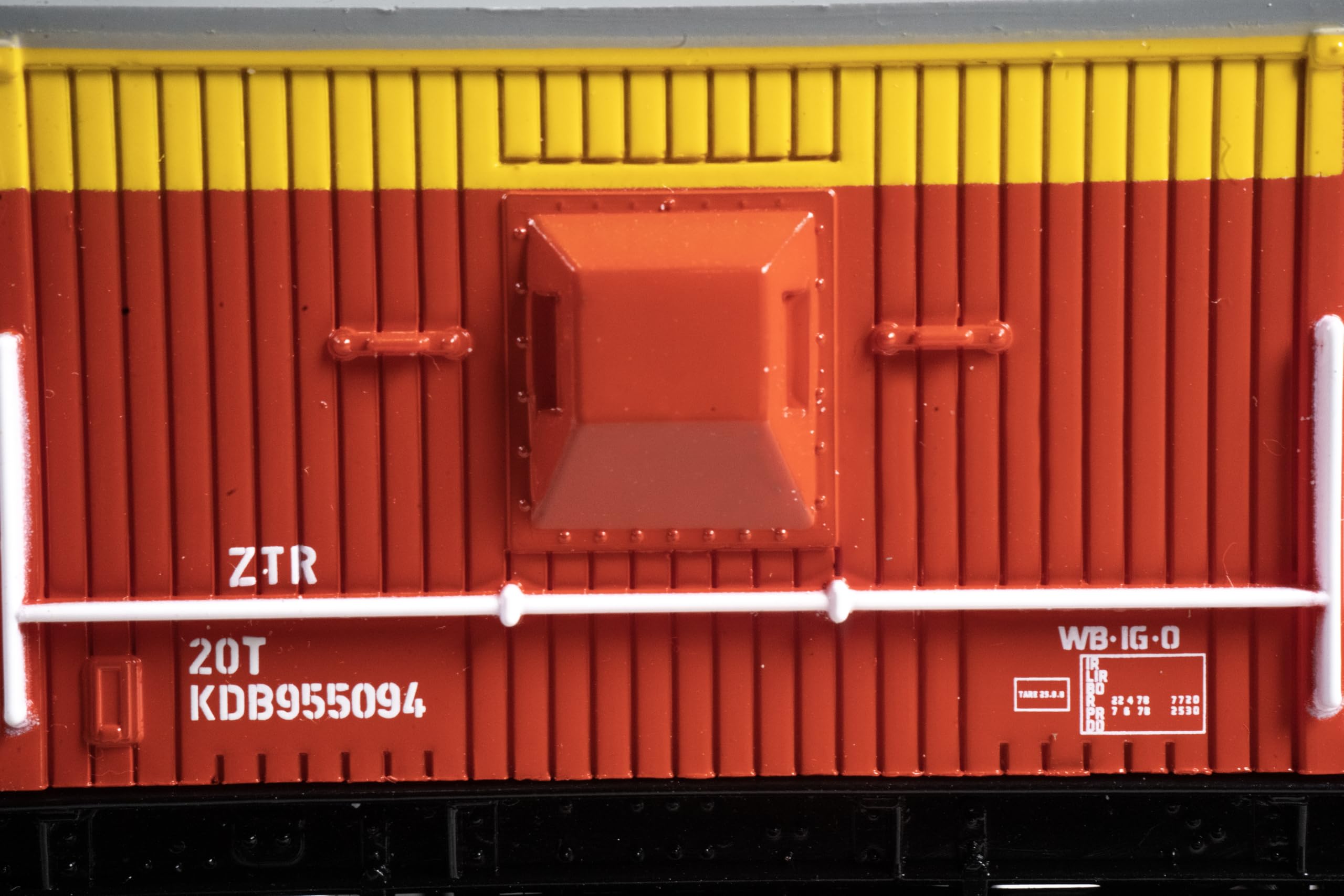 Bachmann Trains - British Brake Van Track Cleaning CAR - Signal & Telegraph #KDB955094 with International Style Hook & Loop couplers - HO Scale (74901)