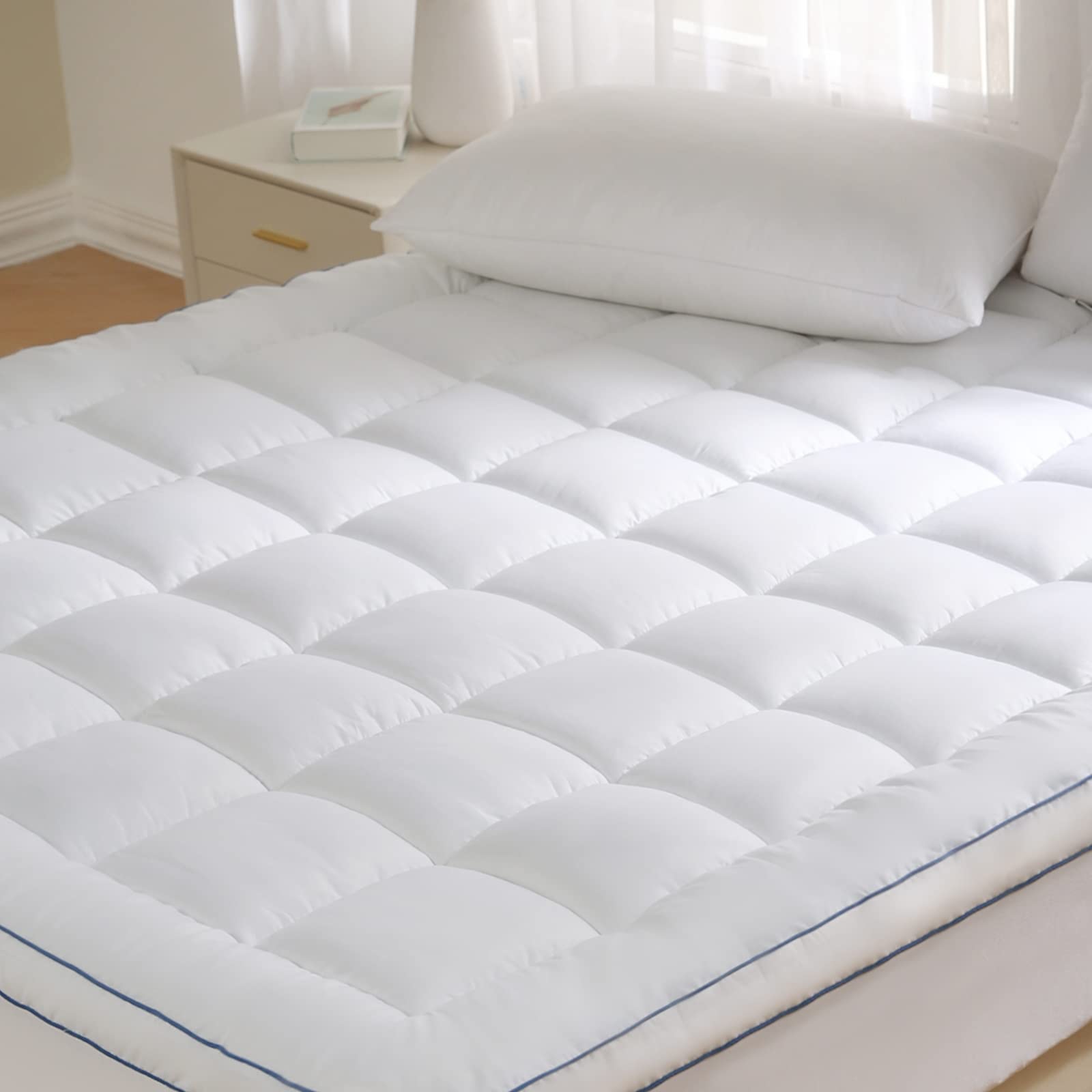 REDKEY Queen Mattress Topper Microfiber 3D Mattress Pad with 18'' Deep Pocket Soft Plush Mattress Protector Queen White