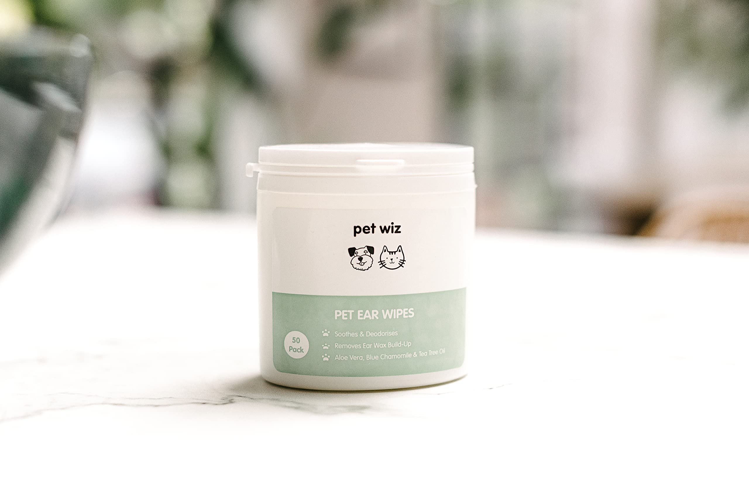 pet wiz Ear Wipes for Dogs & Cats. Clean, Soothe & Deodorise with Natural Active Ingredients Aloe Vera, Witch Hazel, Tea Tree Oil and Blue Chamomile Extract.