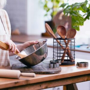 WDT Tool Utensil holder for Kitchen Counter - 5.2" x 5.2" x 6" Large Round Utensils Holder with Wooden Base Matte Black Cooking Utensil Holder，Kitchen countertop Utensil Organizer (Metal)