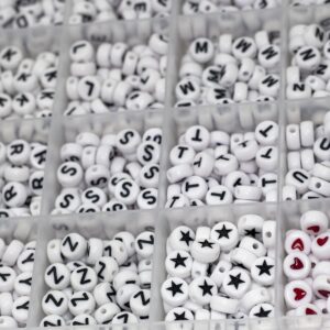 Melius Acrylic Letter Beads, 1450 Pcs 4x7mm Round Alphabet Beads in 28 Grid Box for Jewelry Making, DIY Bracelets, Necklaces, Key Chains, Bracelets (4x7mm, White)