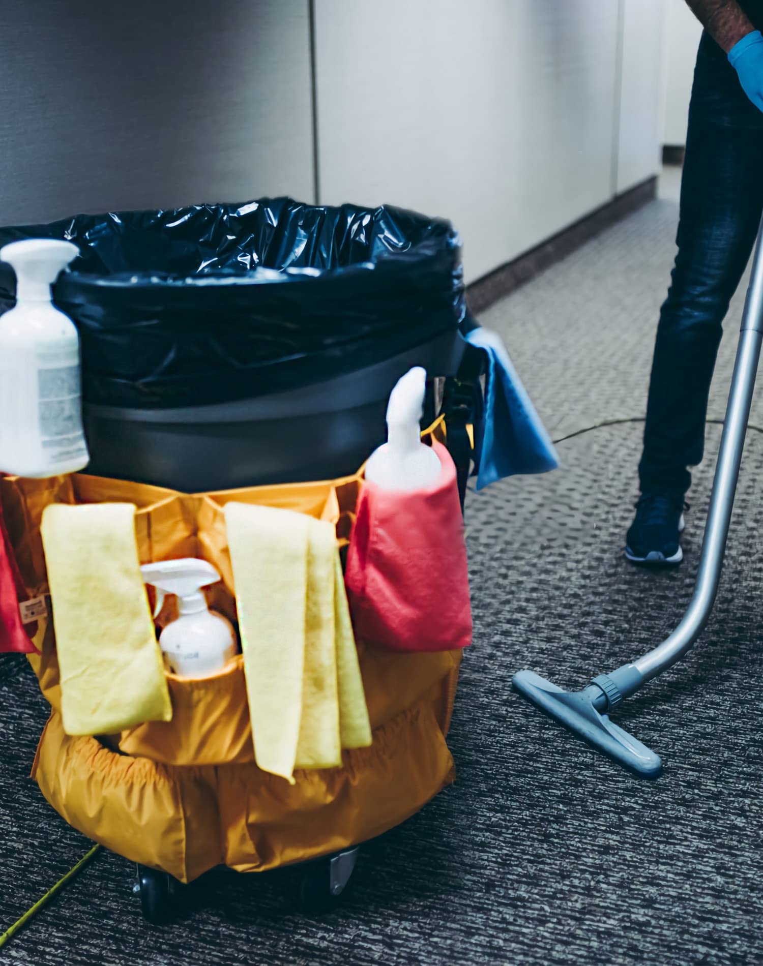 QWORK Trash Can Caddy Bag, 10 Pockets Commercial Cleaning Caddy Bag, Fit 32-50 Gallon Can, Round Trash Bag Holder, Garbage Bin Caddy Organizer, Yellow