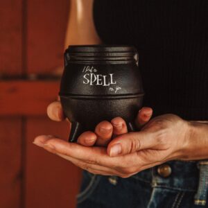 Disney Hocus Pocus "I Put A Spell On You" Ceramic Cauldron Candle | Lemongrass Fragrance With 30-Hour Burn Time